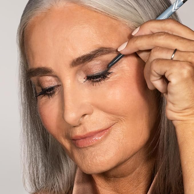 PRIME PROMETICS PrimeEyes Glide Eyeliner for Mature Women – Waterproof, Long-Stay and Mess-Proof – Gel Creme Texture, Discreet Sharpener and Effective Smudger (Smoky)